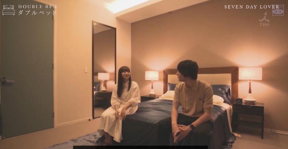 双人床哔哩哔哩日本真人秀节目超级揭秘！想知道公寓内同居7天后发生了什么吗？
