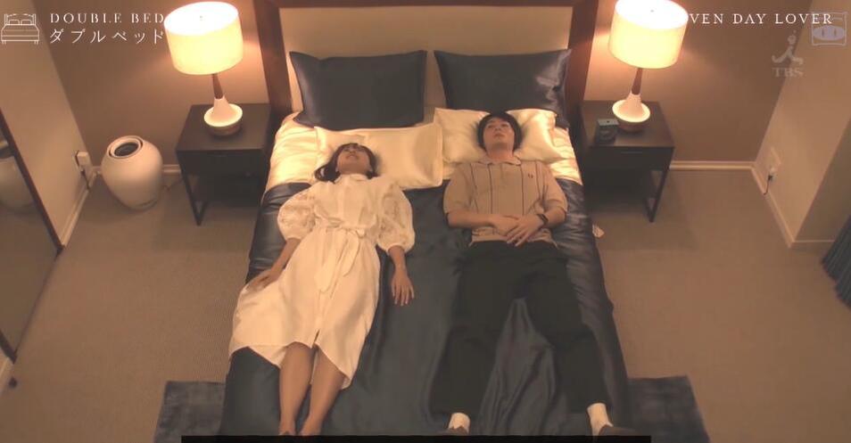 《双人床》：恋爱公寓中的人情冷暖